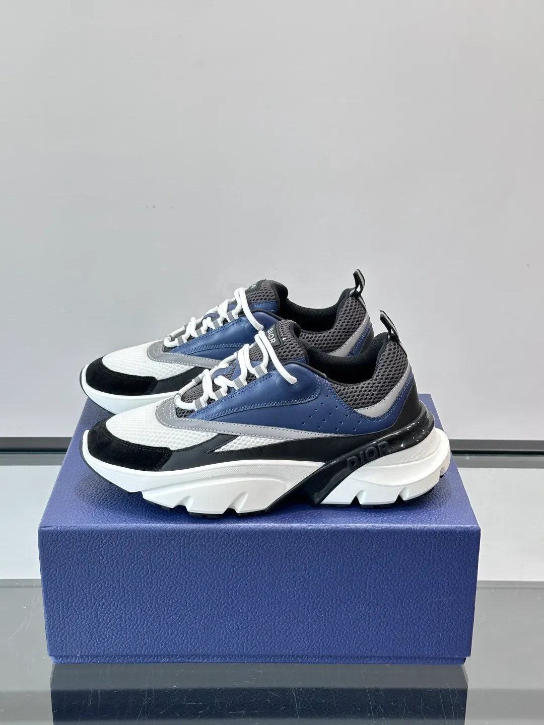 Men's shoes 💰p520 "Dior" B22 retro jogging shoes, inspired by classic jogging shoes, low-top thick sole design, cow leather + mesh fabric splicing, perfect texture and breathable. The black and white engraved rubber sole has great grip and comfort, and is OK for daily wear or sports! There is an embossed "CD" logo on the side of the shoe, which is low-key and recognizable. Rich colors, black and white, gray and blue, etc., versatile and fashionable, loved by European and American hip-hop circles and bloggers, a must-have for trendy wear size: 39-44 (customized at 45.46)